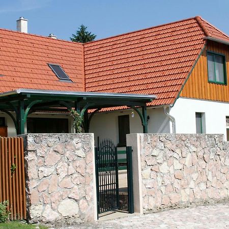 Sasfeszek Vendeghaz Hotel ซีร์ซ ภายนอก รูปภาพ
