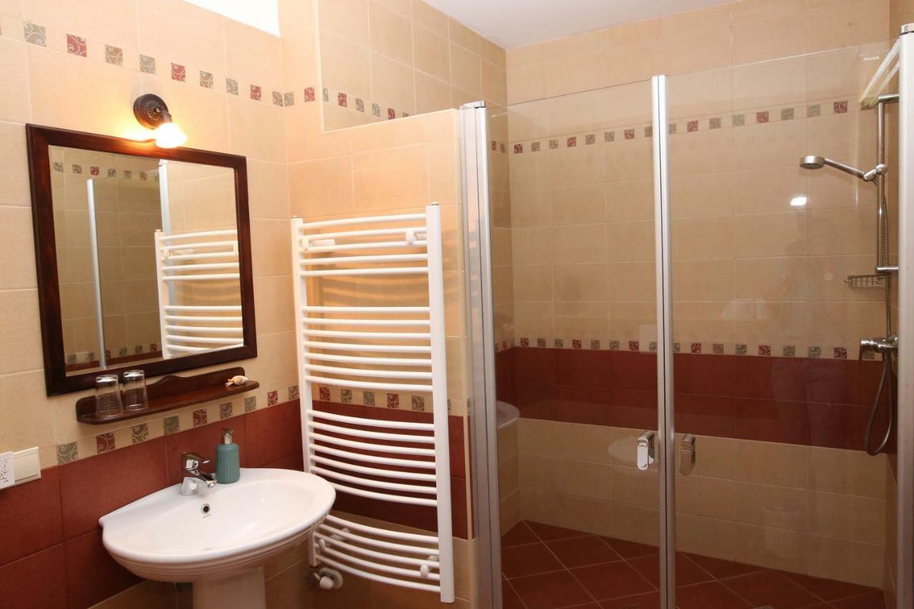 Sasfeszek Vendeghaz Hotel ซีร์ซ ภายนอก รูปภาพ