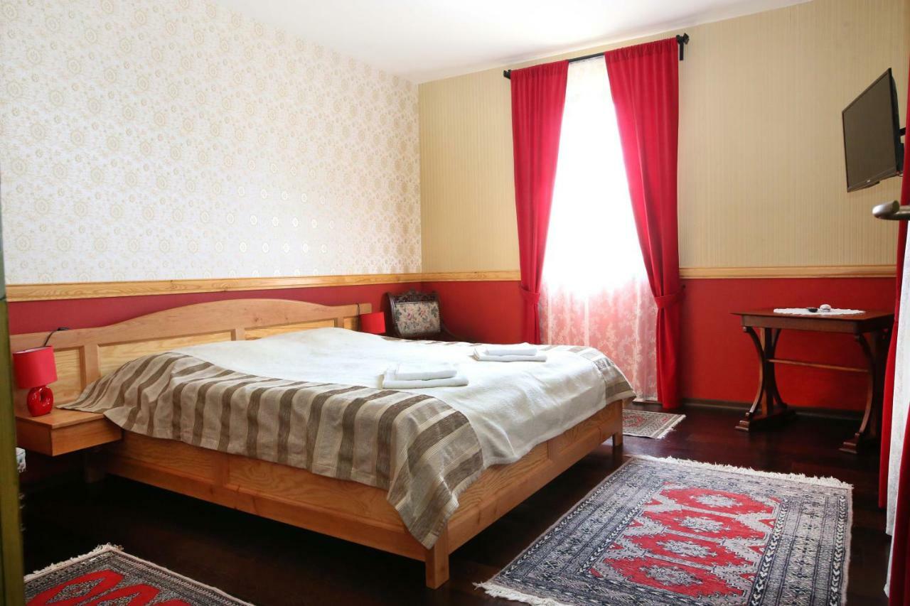 Sasfeszek Vendeghaz Hotel ซีร์ซ ภายนอก รูปภาพ